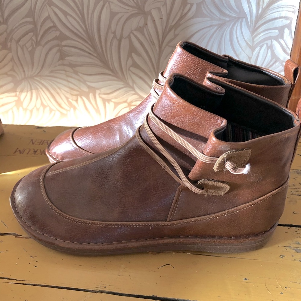 New Size 42 / Woman’s 11 Lostis slip on ankle high shoes